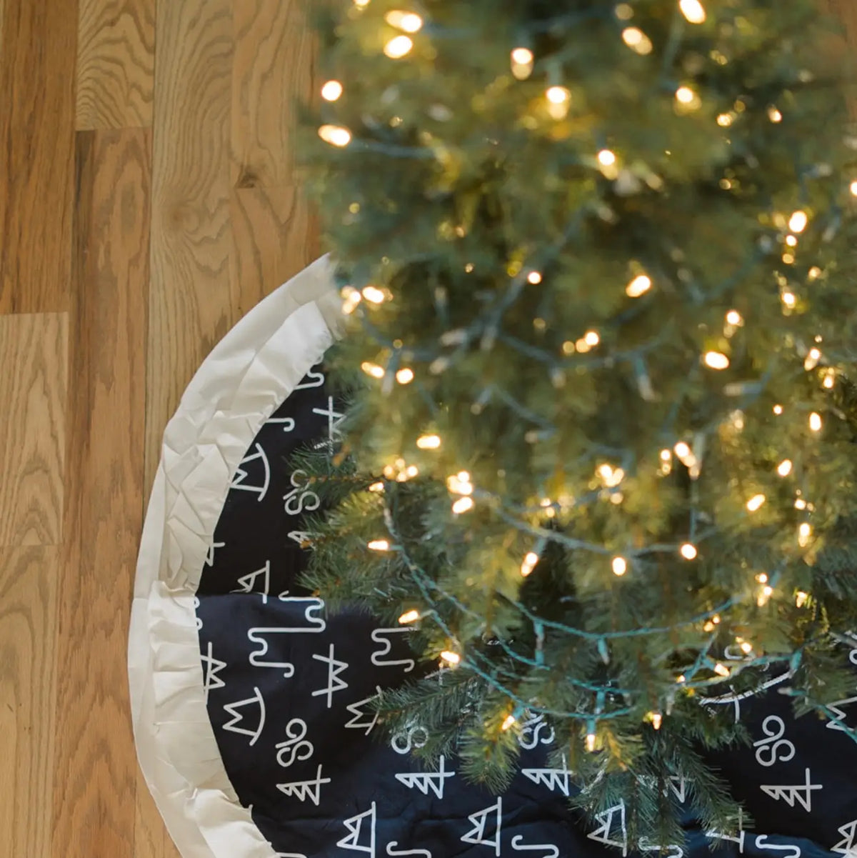 Black Brand Christmas Tree Skirt TRESKT004