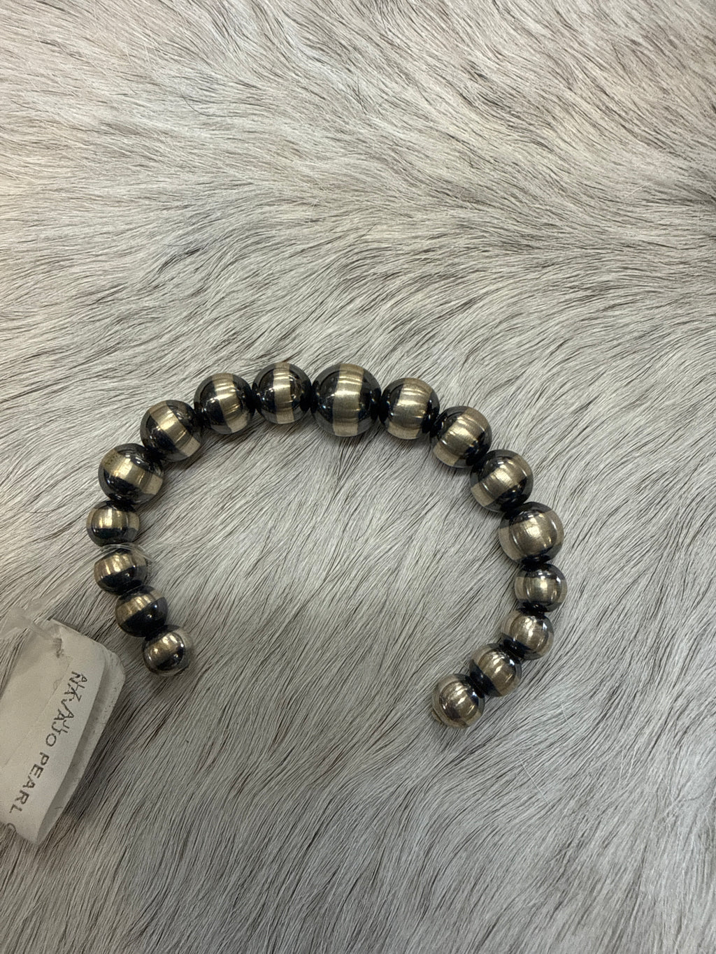 Navajo Pearl Cuff 095377