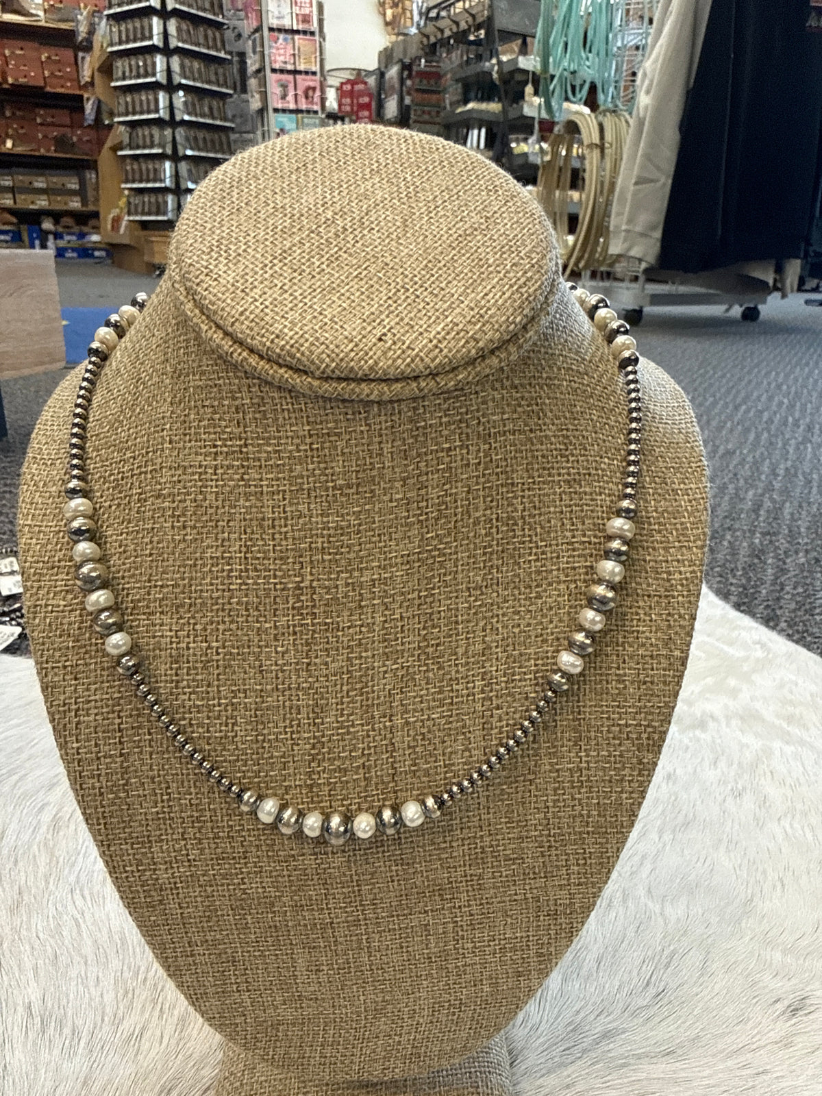 Graduated Pearl Navajo Pearls 095444