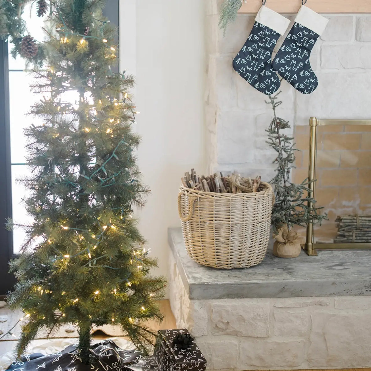 Black Brand Christmas Tree Skirt TRESKT004