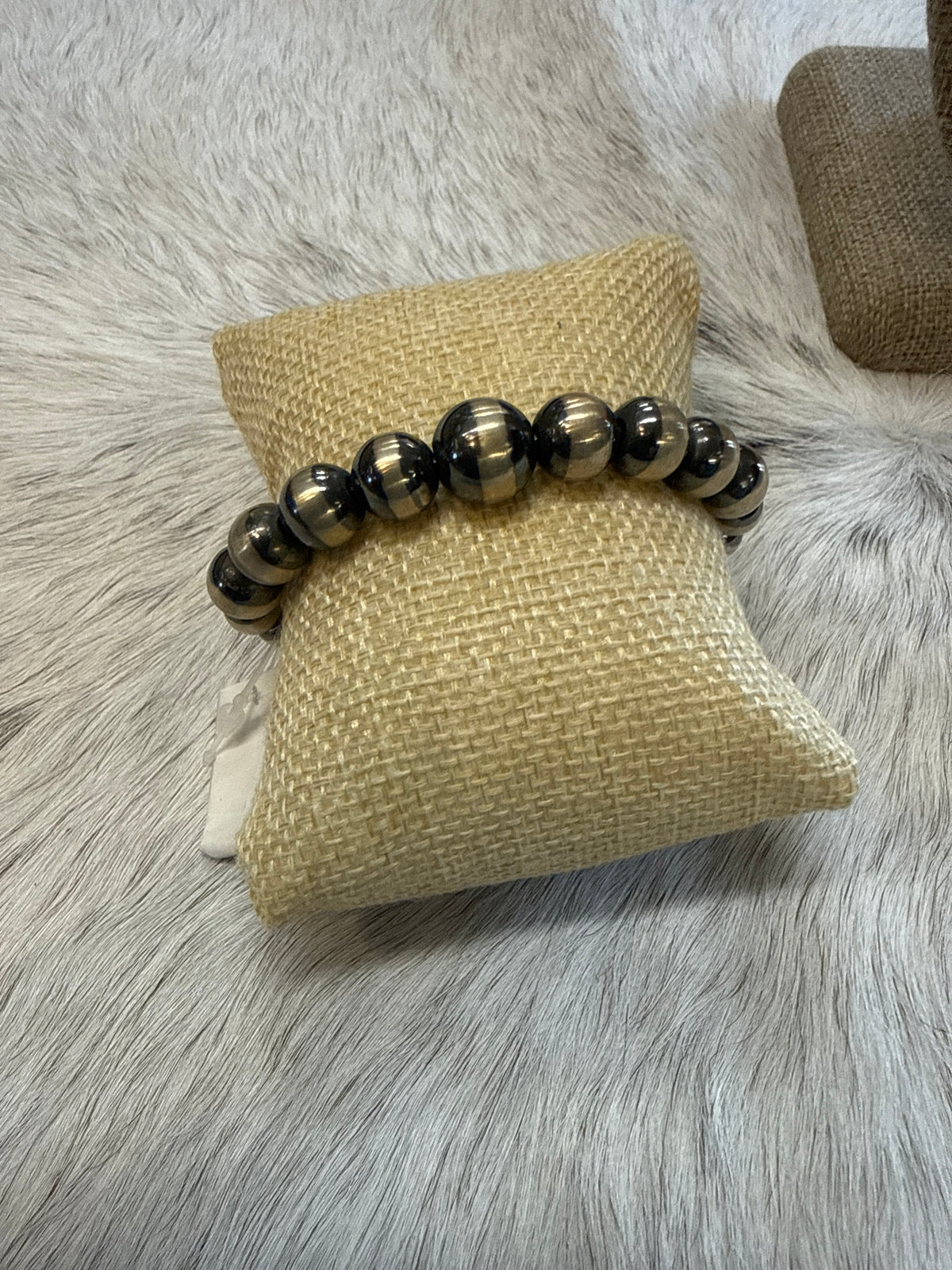 Navajo Pearl Cuff 095377