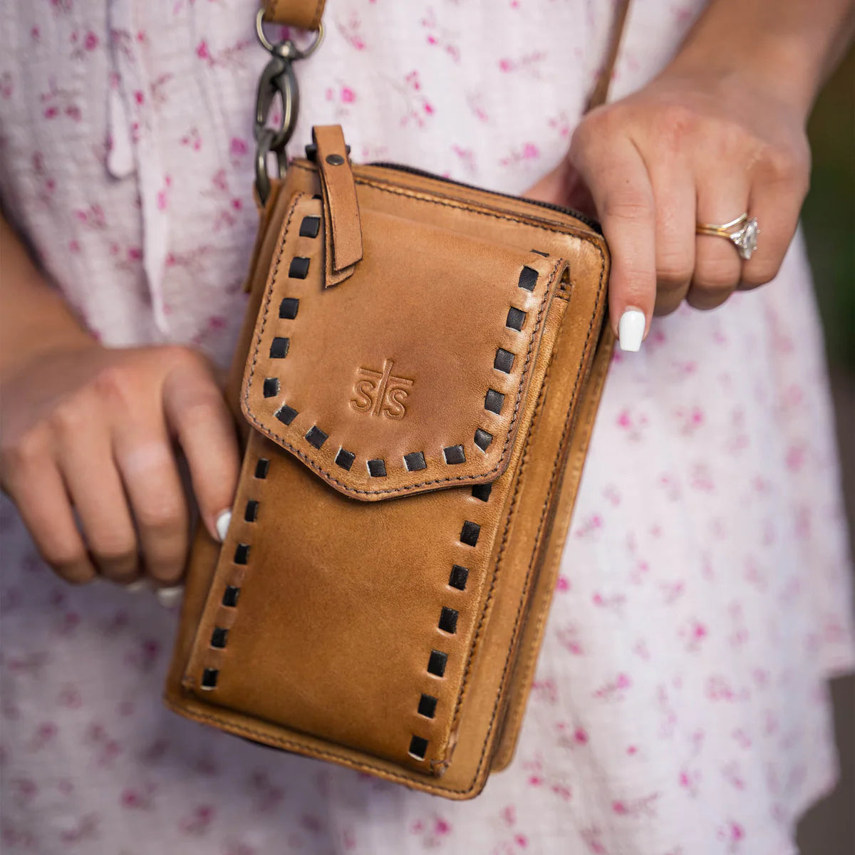 STS62442 BANDERA TAN QUICKDRAW CROSSBODY WALLET